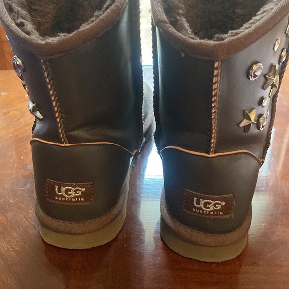 - 🦊Ugg NWOT Big Kids leather studded boots. EUC. All studs in place. 👏 - Picture 2 of 16